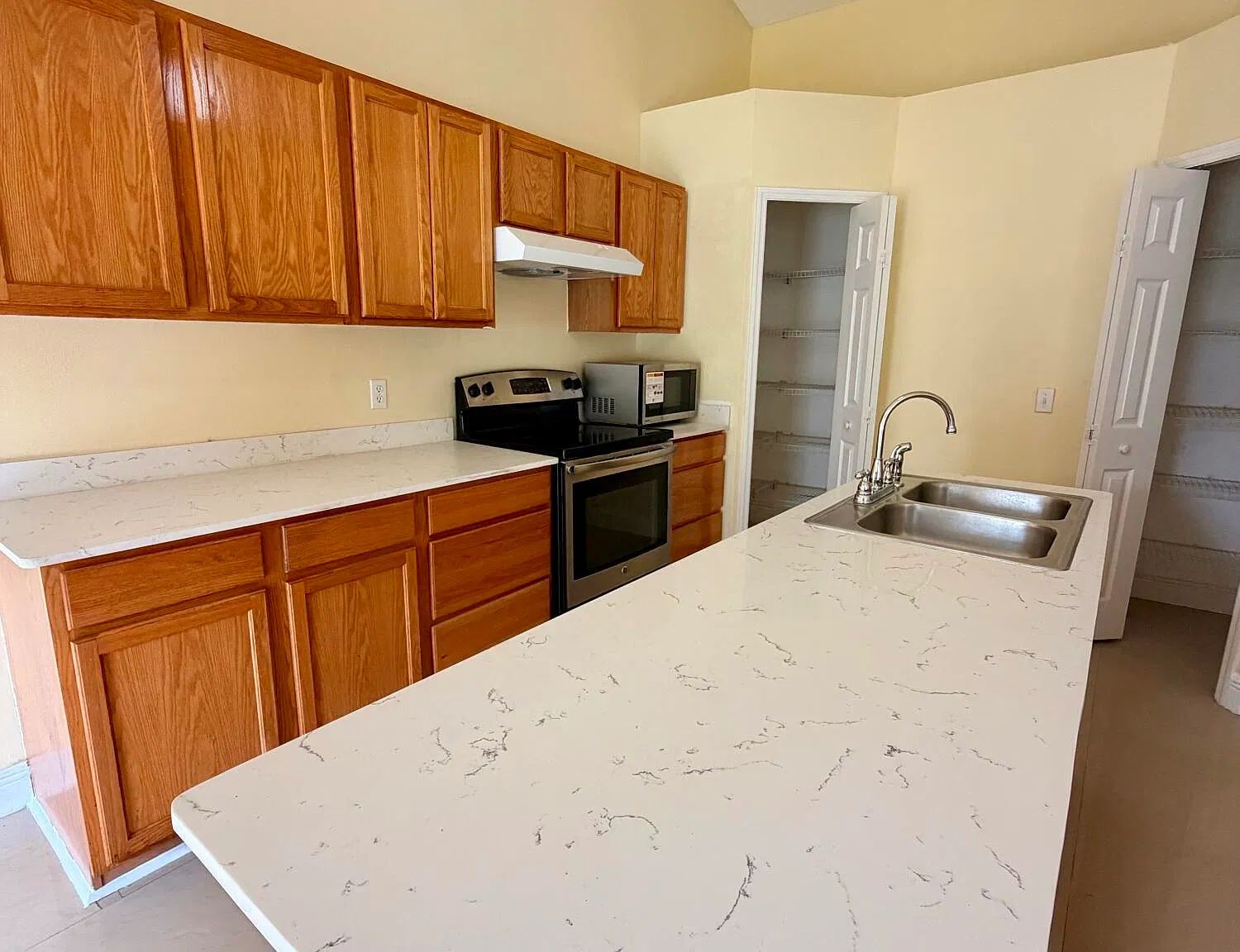 3 bed, 2.0 bath, 2047 sqft, $2,500 — Photo 4