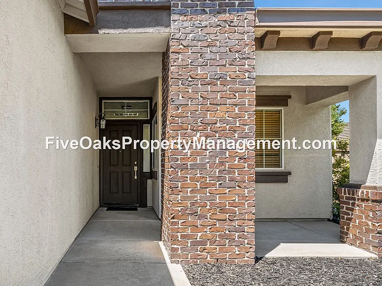 2242 Zittel Dr — Photo 2