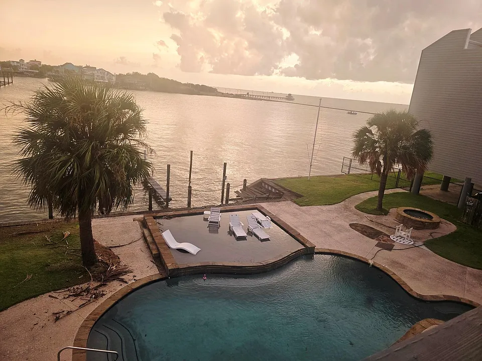 580 Pleasure Island Blvd #207