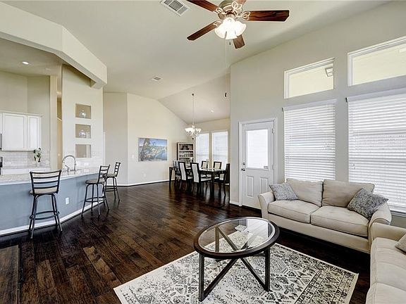 4th image of 422 Hendelson Ln