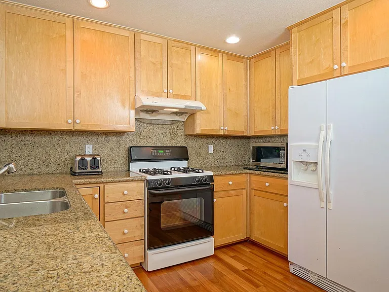 558 Driscoll Pl — Photo 11