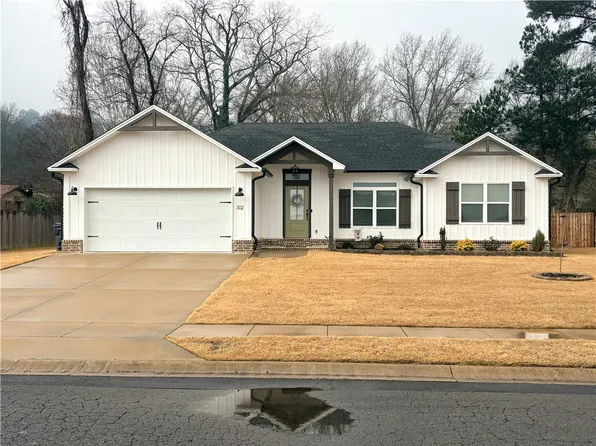 302 Promenade Cir, Russellville, AR 72801