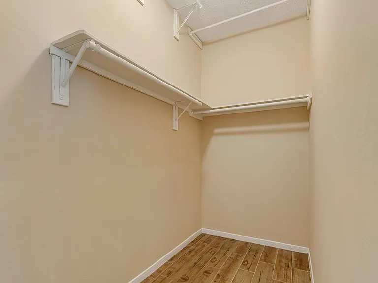 914 Chapwood Ct — Photo 7