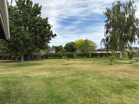 3rd image of 4727 Shorecrest Dr NE
