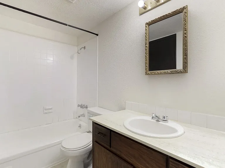 Sherwood Glen — Photo 37