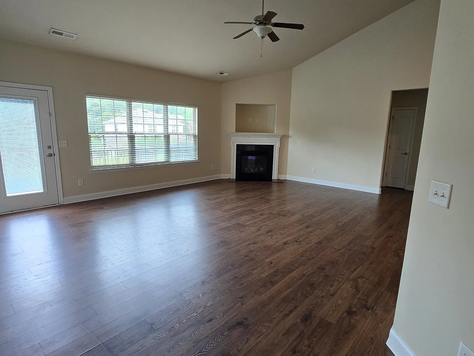3 bed, 1650 sqft, $2,200 — Photo 2