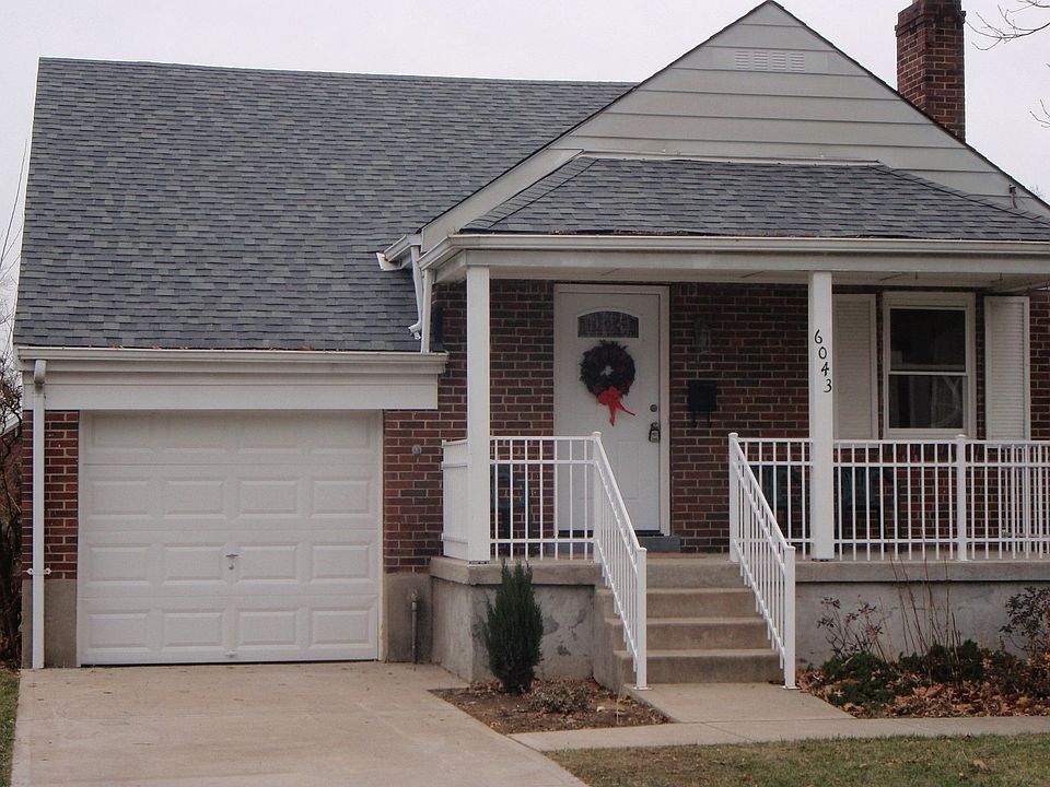 Front w/porch seating