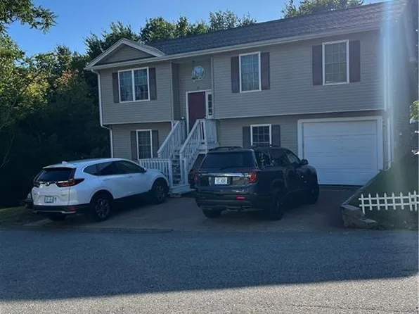 26-28 Ophelia St, Providence, RI 02909