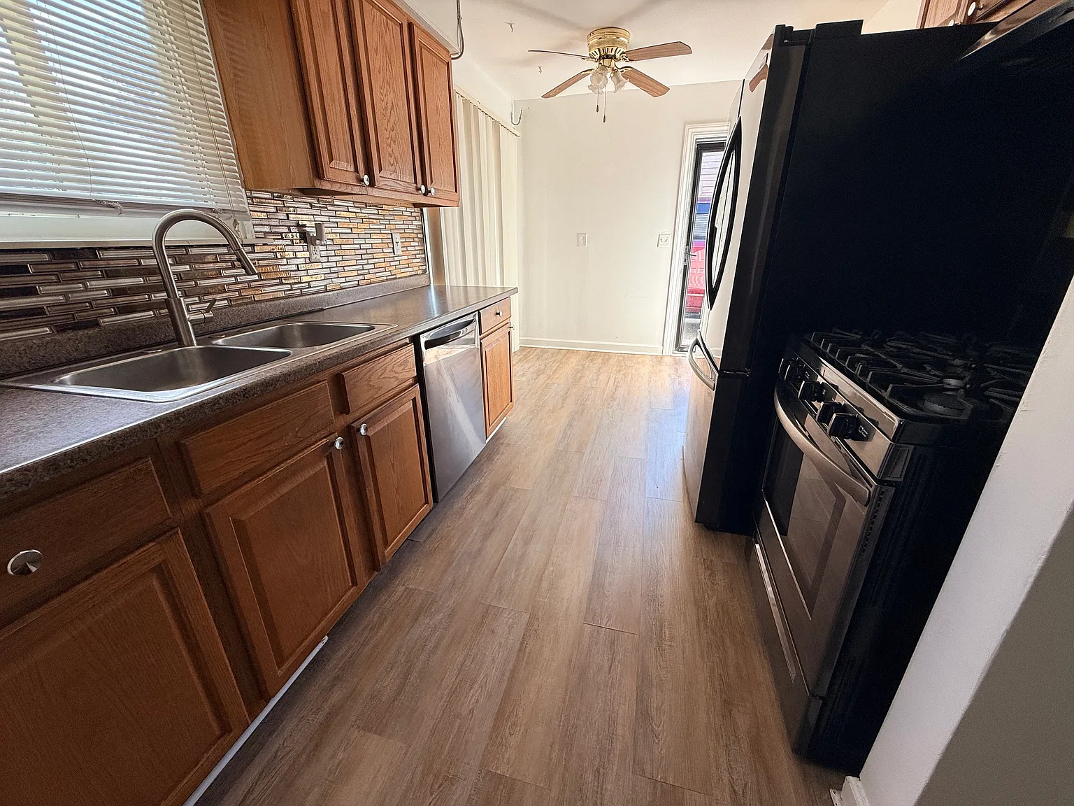 3 bed, 1.5 bath, 1450 sqft, $1,950 — Photo 4