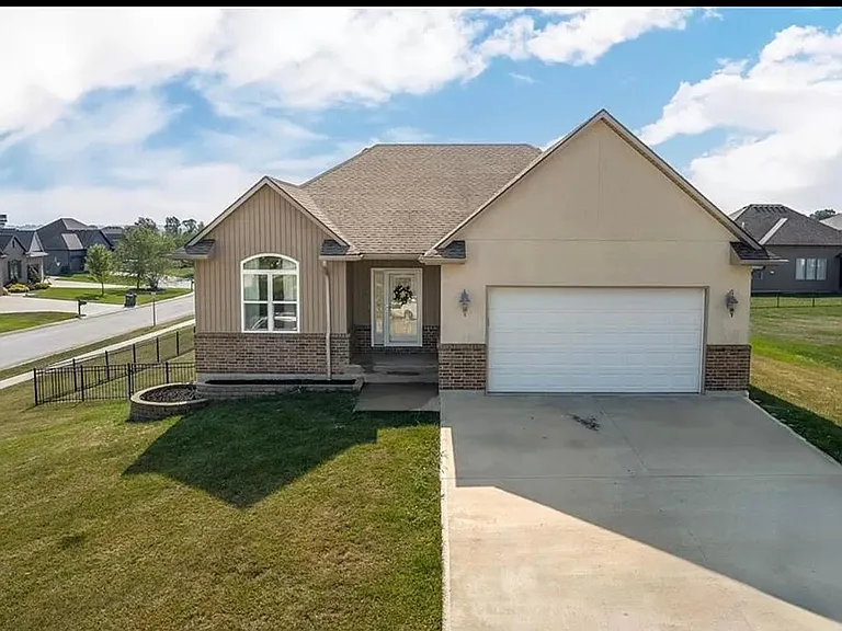 1239 Hetlage Way — Photo 1