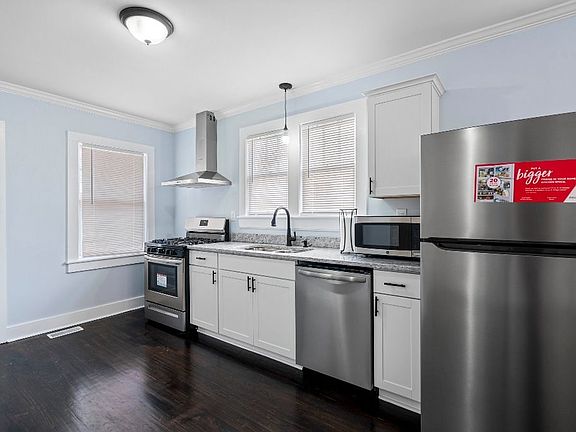 4th image of 429 Woodford Ave