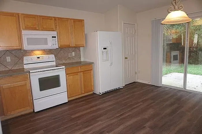 3 bed, 1351 sqft, $875 — Photo 2