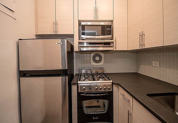 4th image of 4 Park Ave APT 4P