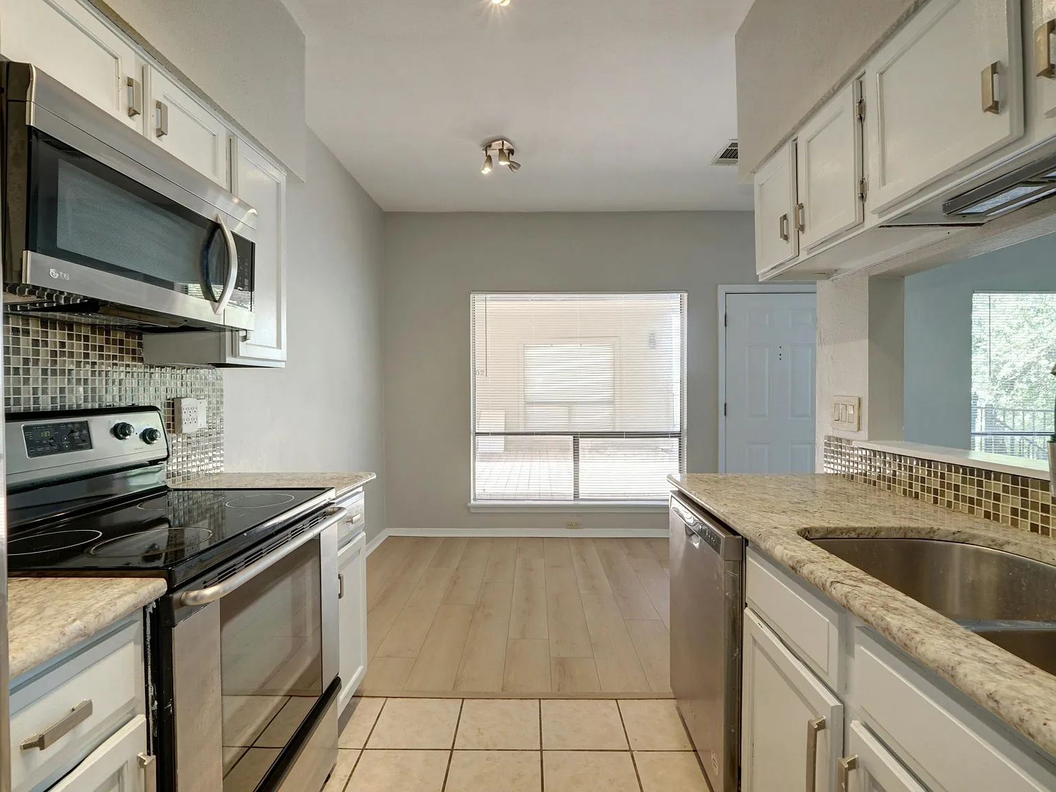 2 bed, 820 sqft, $1,900 — Photo 3