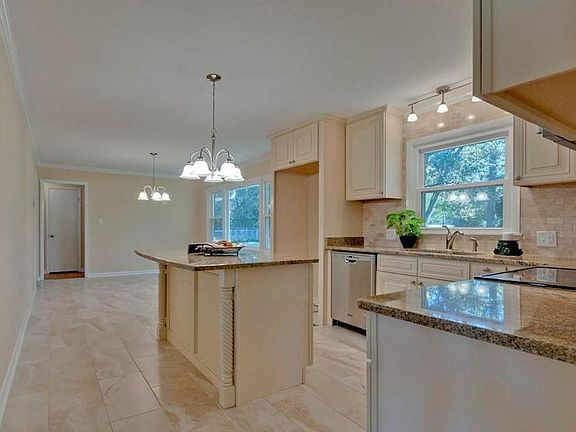 Kitchen -- Eat-in dining