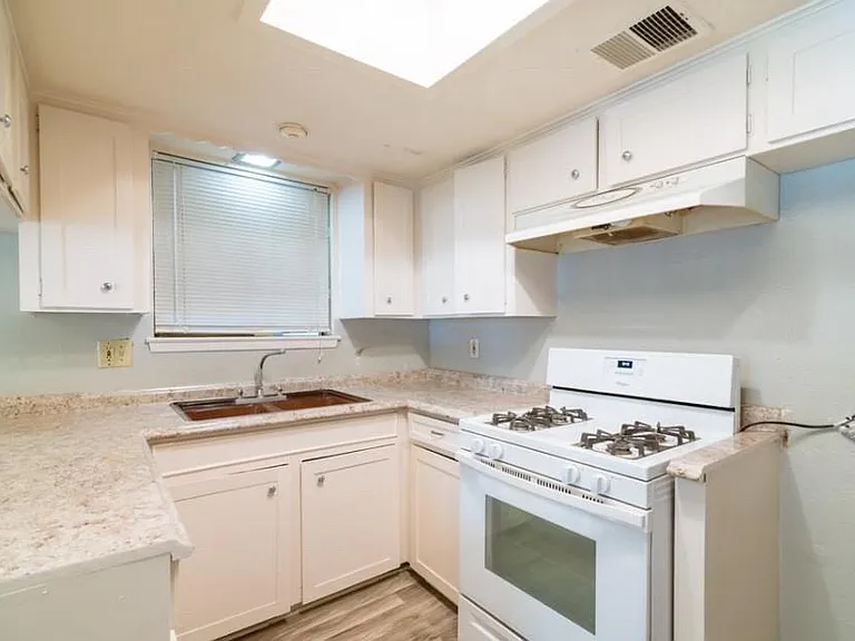7621 Gleason Rd — Photo 14