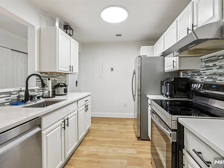 400 Crown Ct #561 — Photo 3