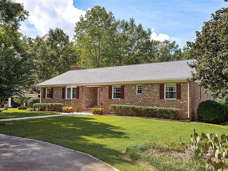 814 Duck Pond Rd — Photo 2