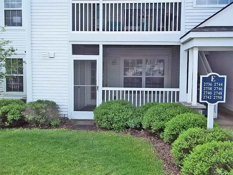2736 S Knightsbridge Cir — Photo 2