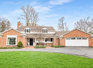 1109 E Lilac Ln, Fox Pt, WI 53217