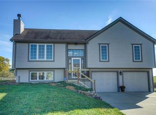102 Bridgeport Dr, Smithville, MO 64089