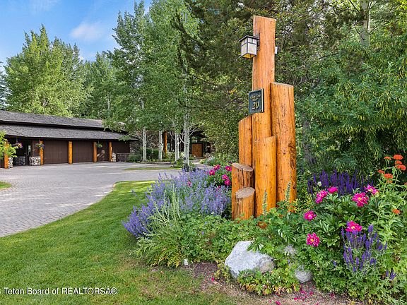 5th image of 20 Huckleberry Dr