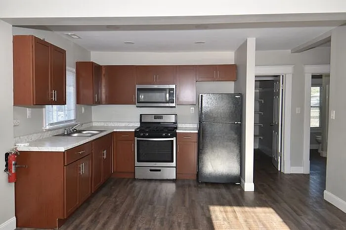 113 1/2 S West St — Photo 3
