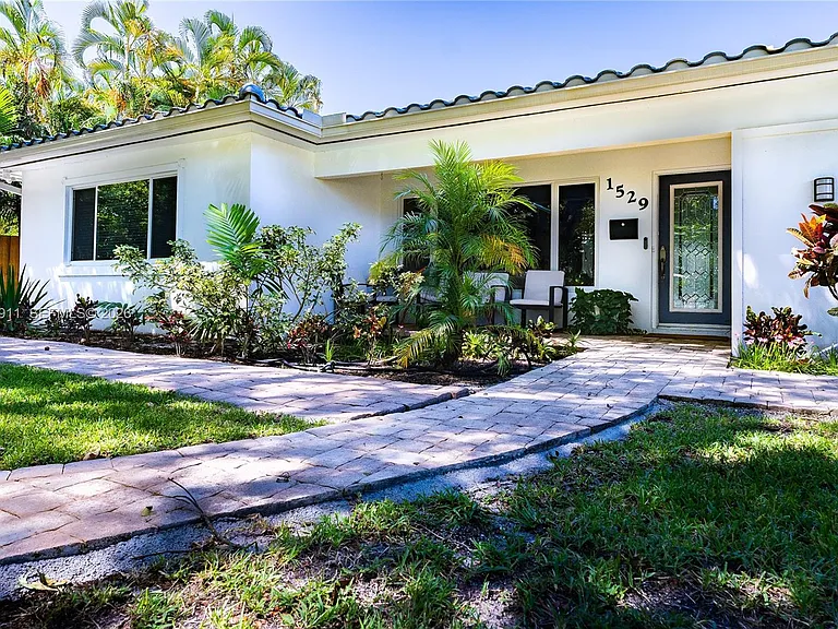 1529 Bayview Dr — Photo 1