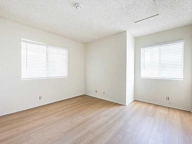 601 North East End Ave — Photo 9