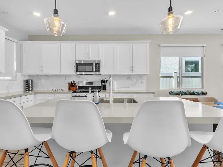 Full kitchen
