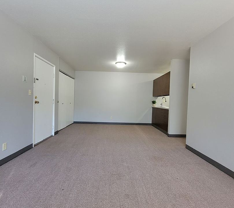 1st image of 1621 7th St N #20