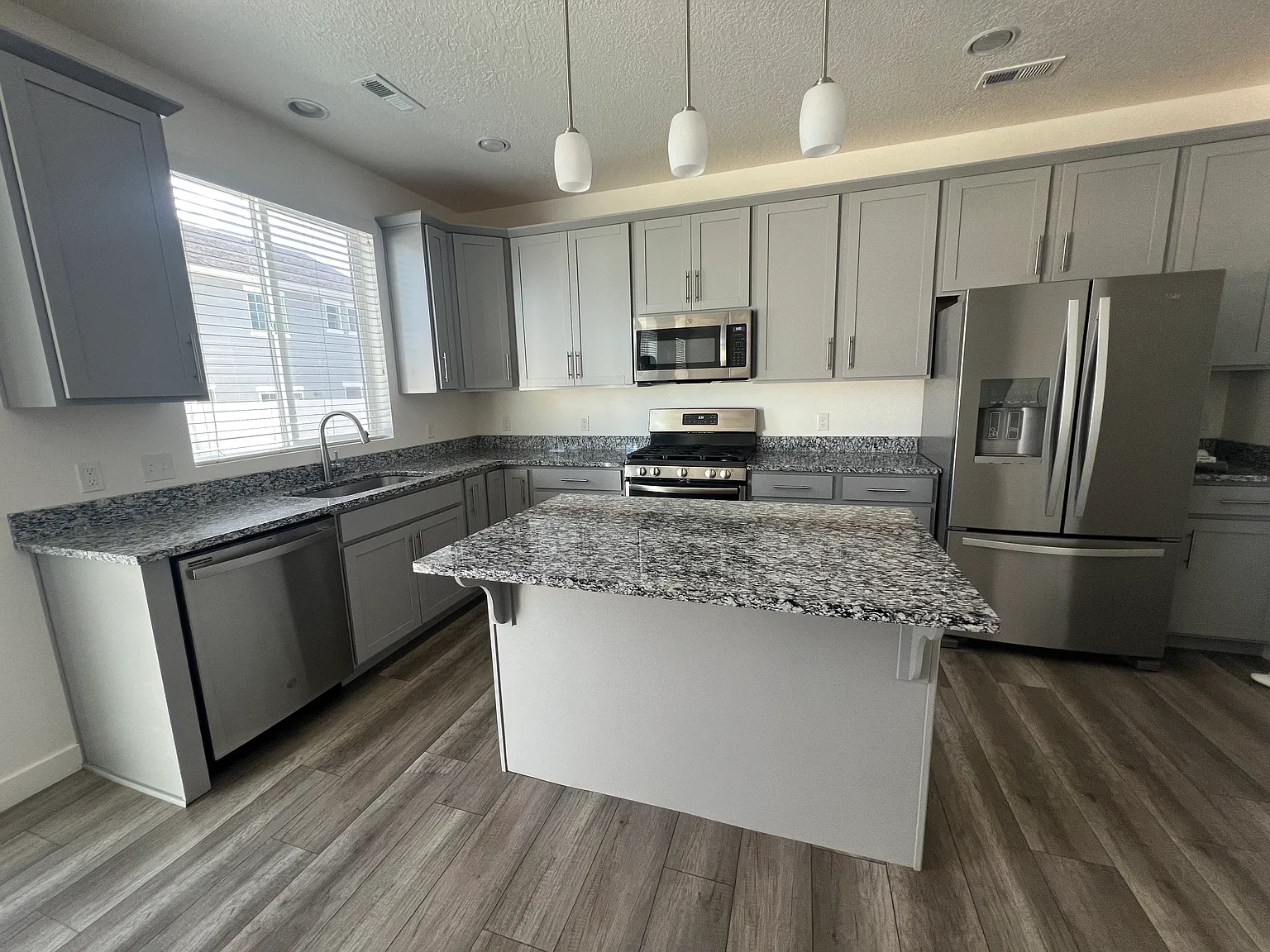 3 bed, 2.5 bath, 1900 sqft, $2,500 — Photo 3
