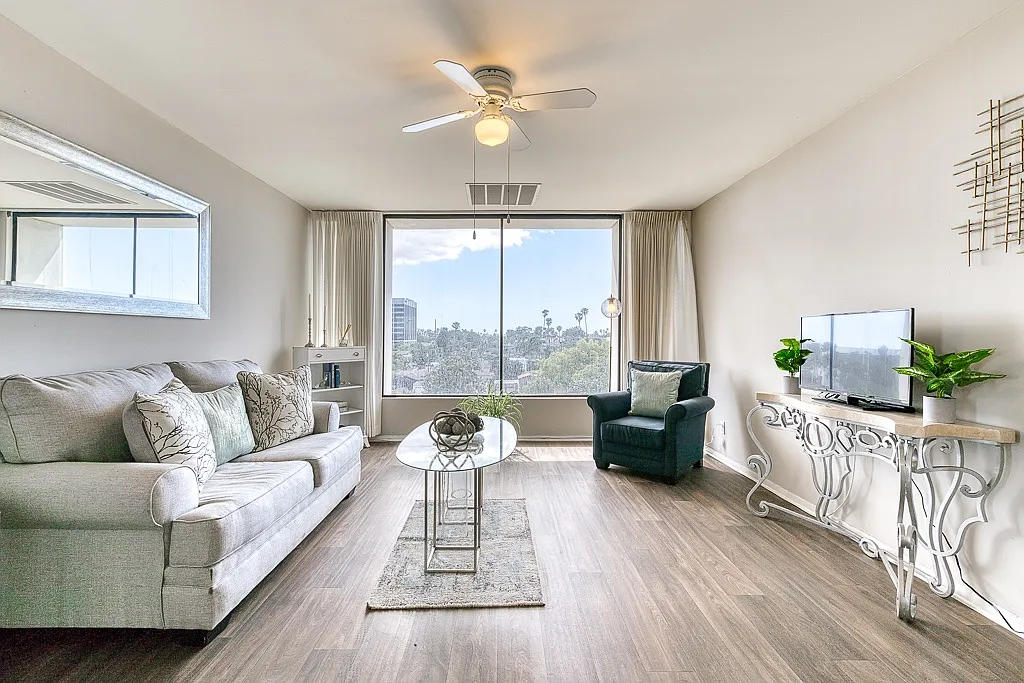 Bay Towers at Bixby Knolls - 55+ Active Adult Apartments — Photo 3