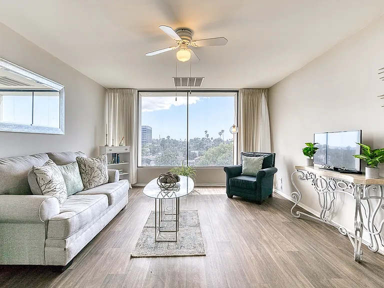 Bay Towers at Bixby Knolls - 55+ Active Adult Apartments — Photo 3