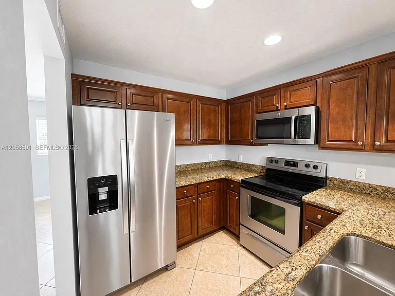 1000 Palm Trl #10 — Photo 8