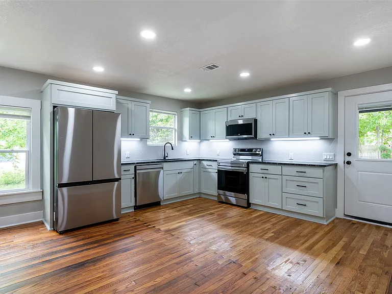 329 Flores St — Photo 6