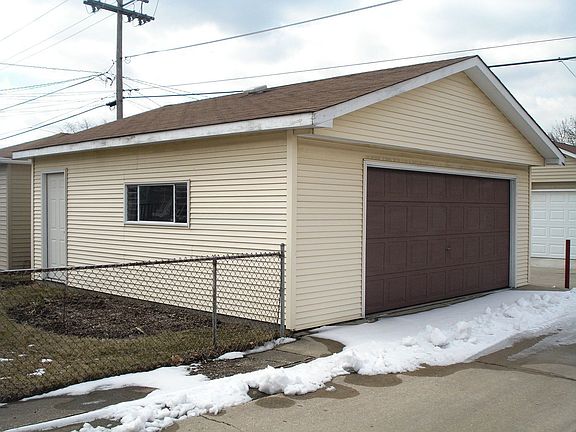 Large 2.5 Car Garage