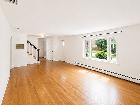 Living room (pictured empty)