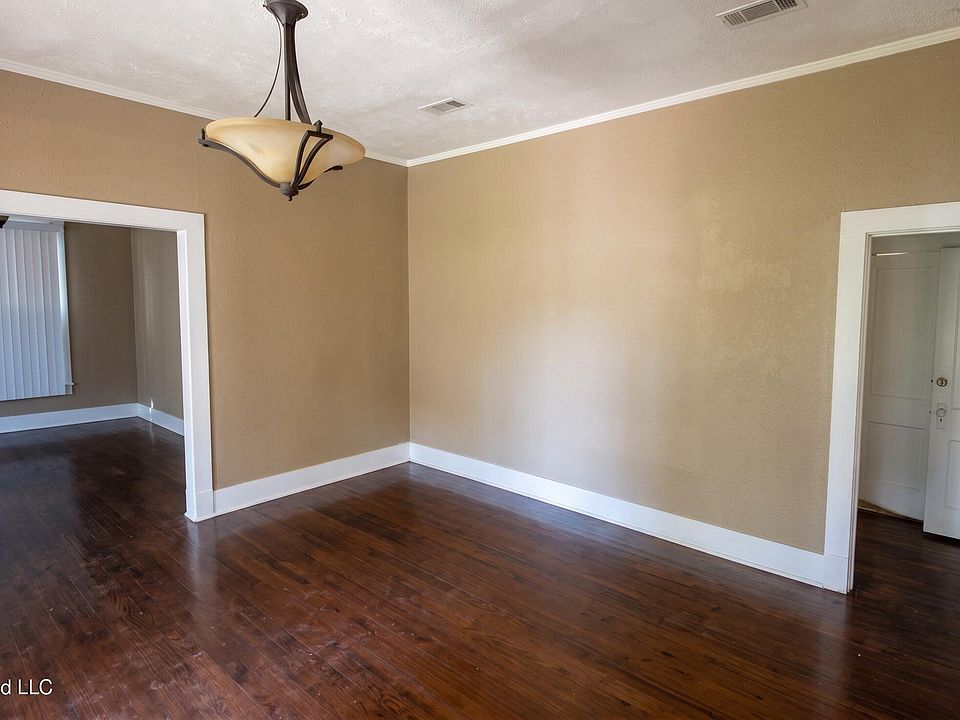 4th image of 221 E Center St