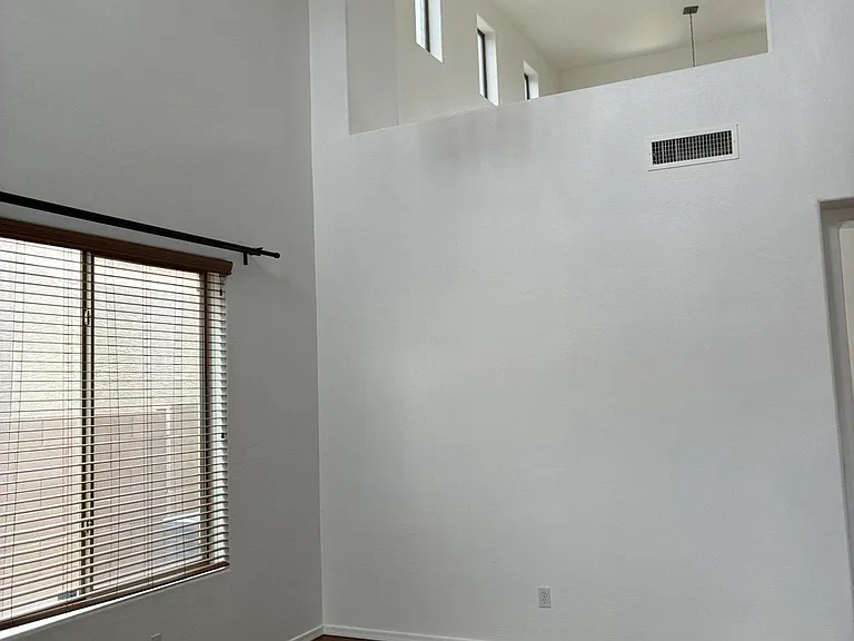 2741 W Redwood Ln — Photo 4