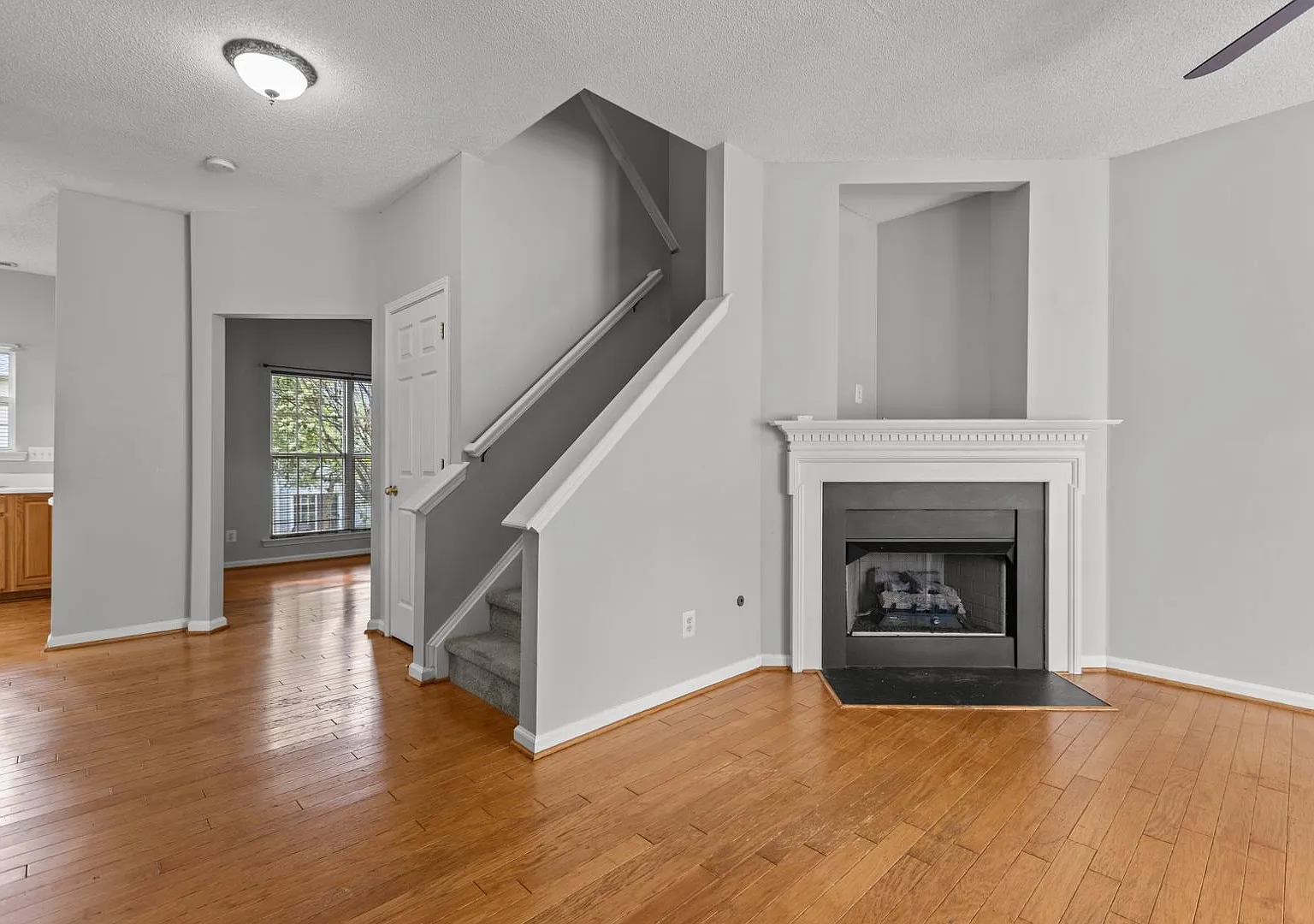 3 bed, 2.5 bath, 1700 sqft, $2,100 — Photo 3