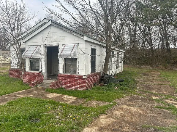 607 N Main St, Dyer, TN 38330