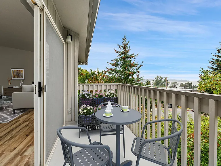 Sunset Shores Apartments — Photo 13
