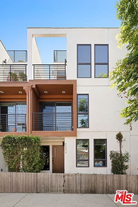 1st image of 2930 Rowena Ave #2