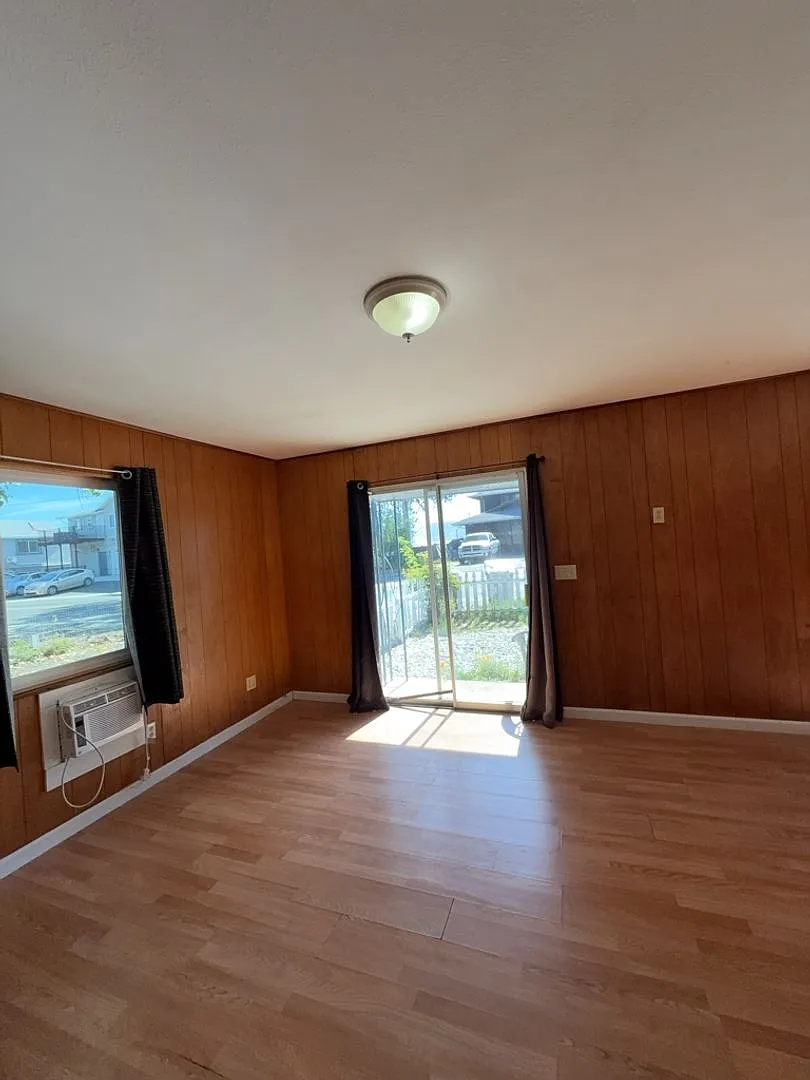 2435 Lakeshore Blvd — Photo 3