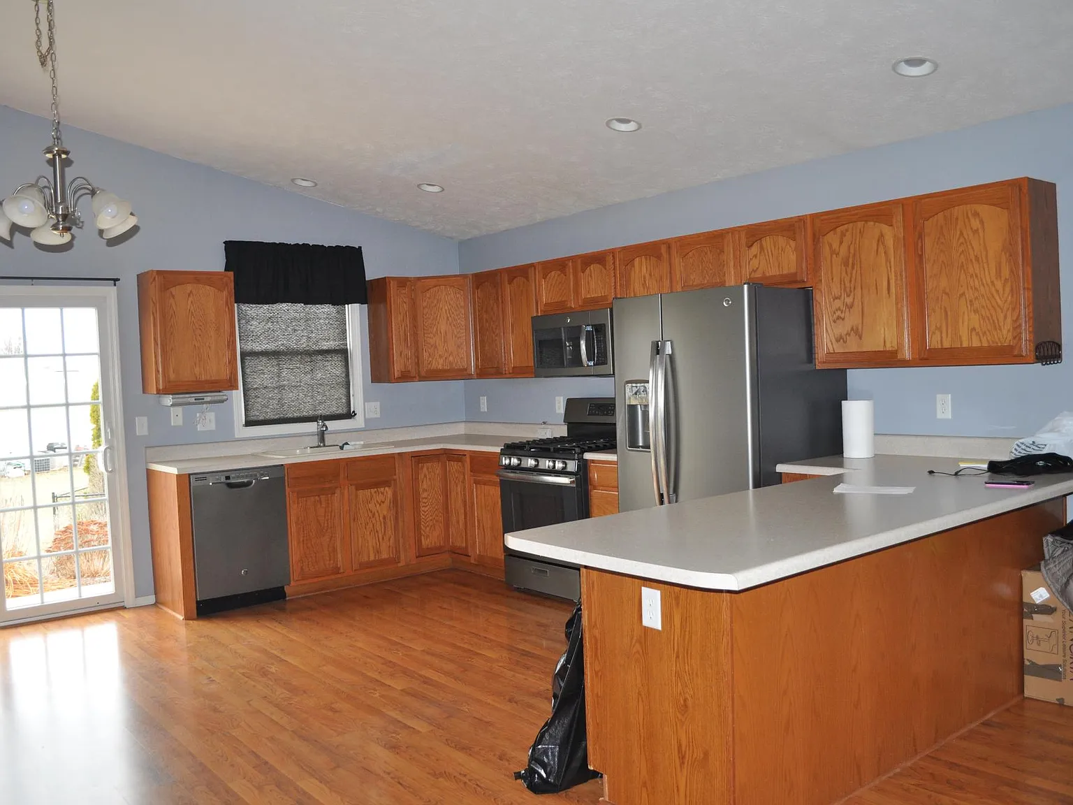 3 bed, 2472 sqft, $2,200 — Photo 4