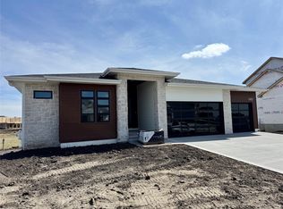 1410 NW Red Oak Dr, Waukee, IA 50263