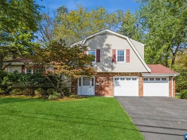 3 Lincoln Ter, Harrington Park, NJ 07640
