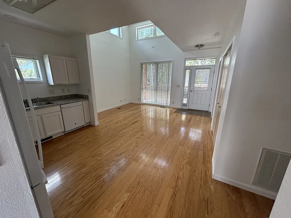 3 bed, 1800 sqft, $3,100 — Photo 4