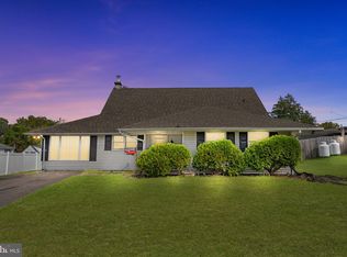 5 Harp Rd, Levittown, PA 19056